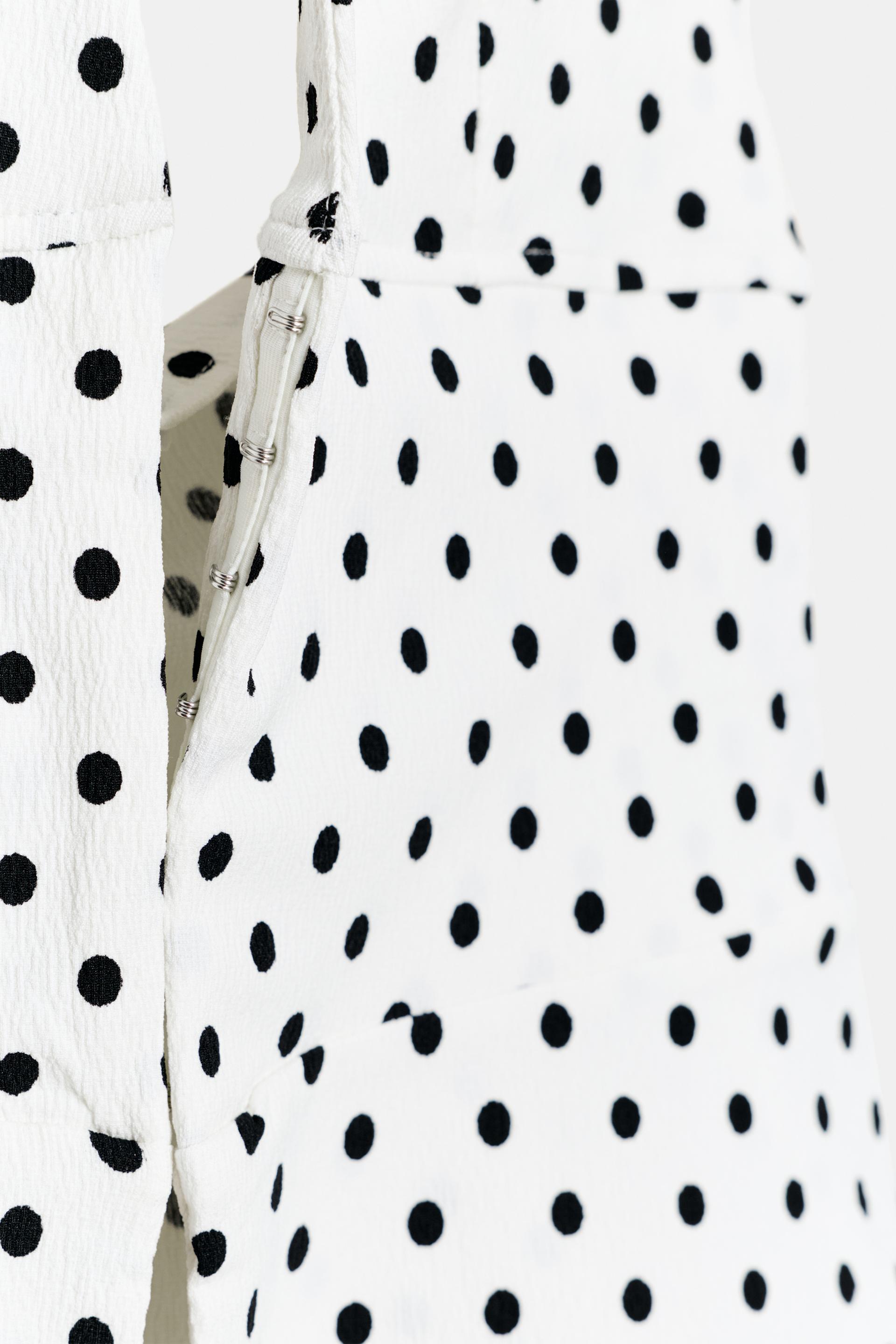 #F4F7F6, Blanc / Noir